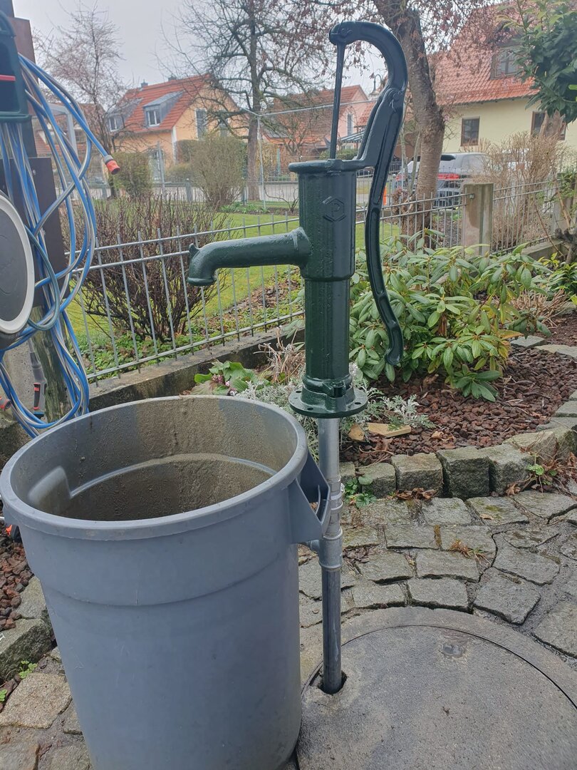 Fertiger Schlagbrunnen mit Handpumpe und Auffangbehälter