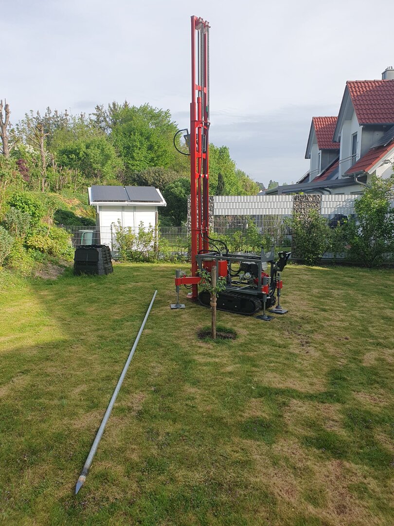 Brunnenbohrgerät auf einer Rasenfläche