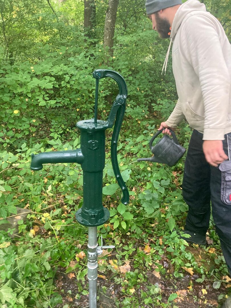 Funktionsprüfung einer grünen Handpumpe