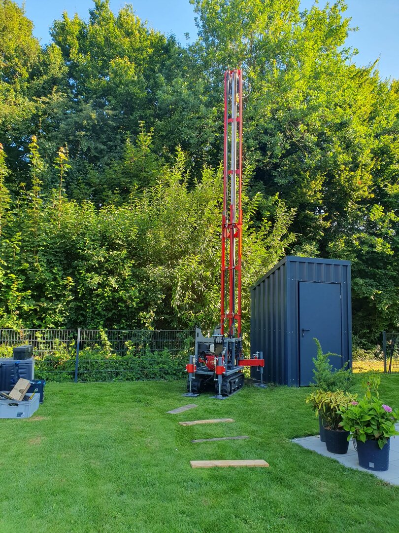 Bohrgerät neben einem Gartenhaus