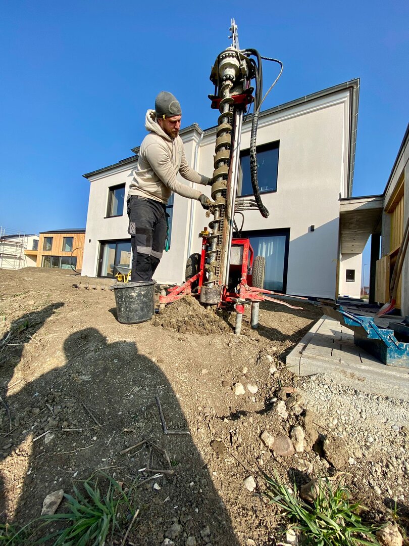 Bohrarbeiten vor einem Wohnhaus